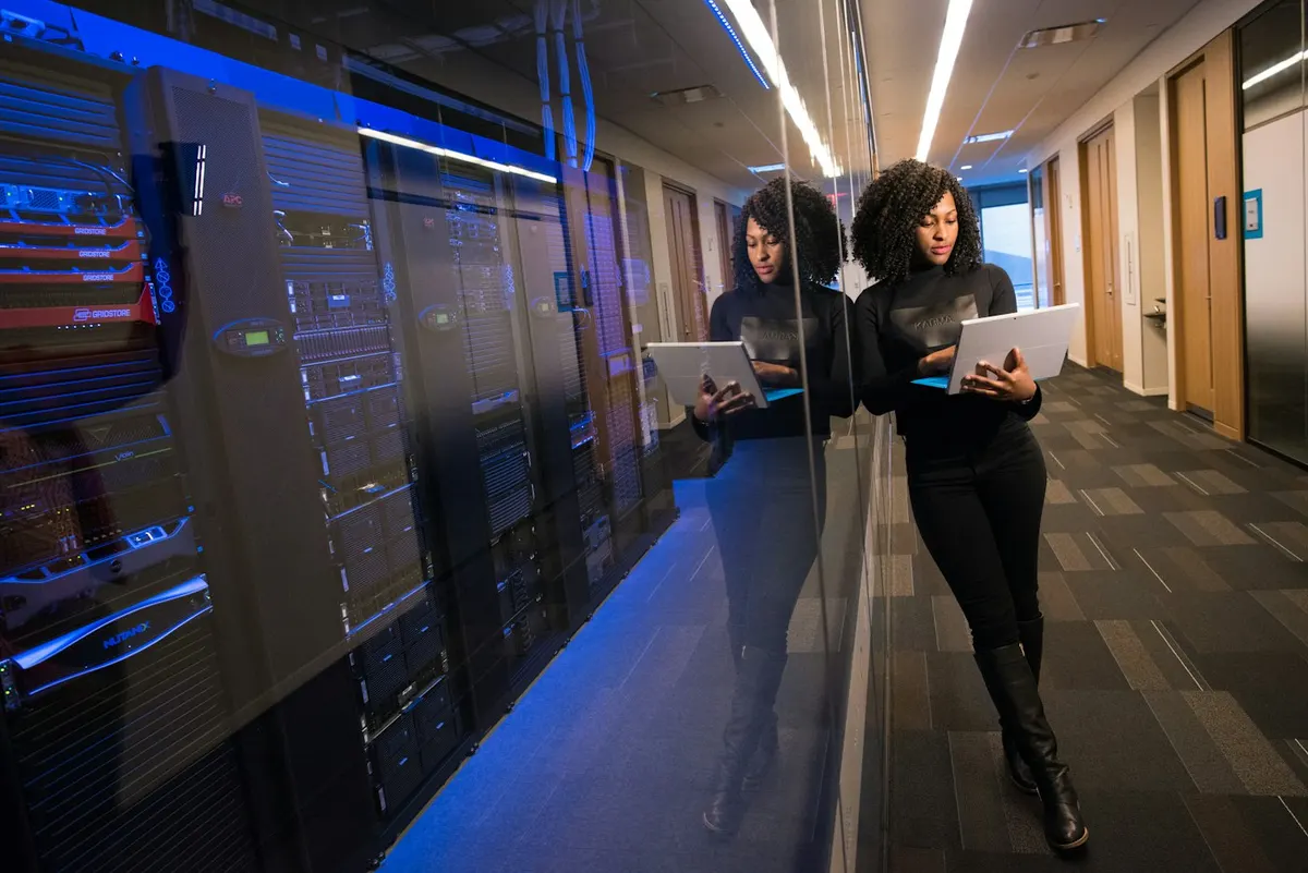 Eine Ingenieurin prüft Systeme im Serverraum
